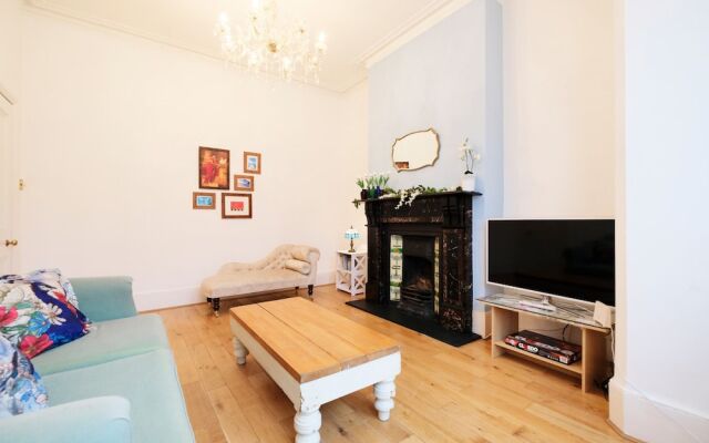 Lovely 1BR Edwardian House For 4 in North London