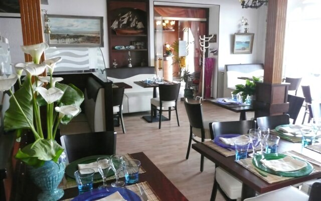 Hotel De La Mer