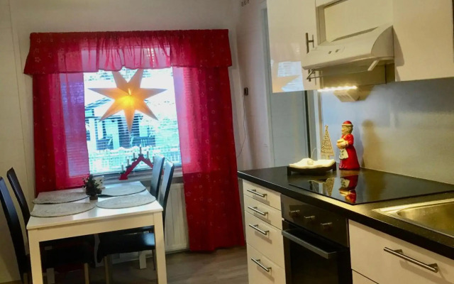 Tilava talo lähellä keskustaa