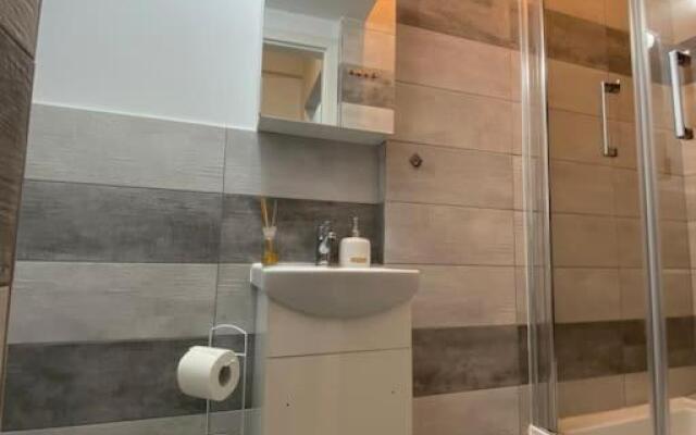 Ultracentral Studio Apartment in Victory Square