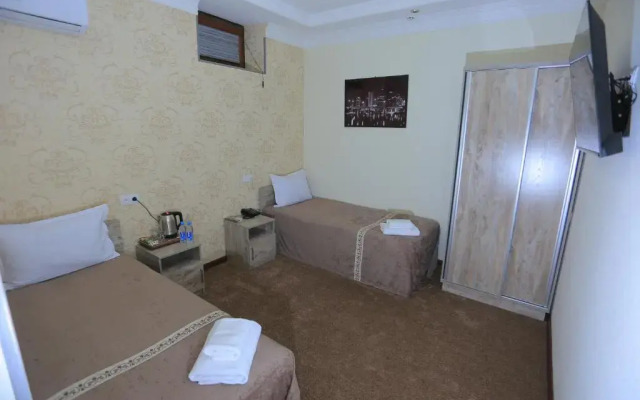 Hayot Plaza Hotel