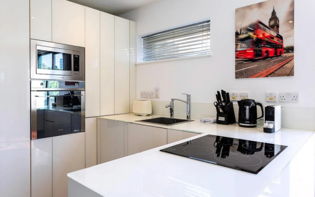 RAI - Modern Tower Hill Penthouse