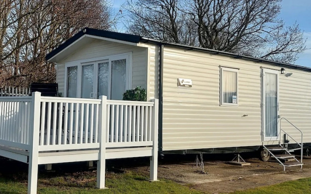 Impeccable 3-bed Caravan in Clacton-on-sea