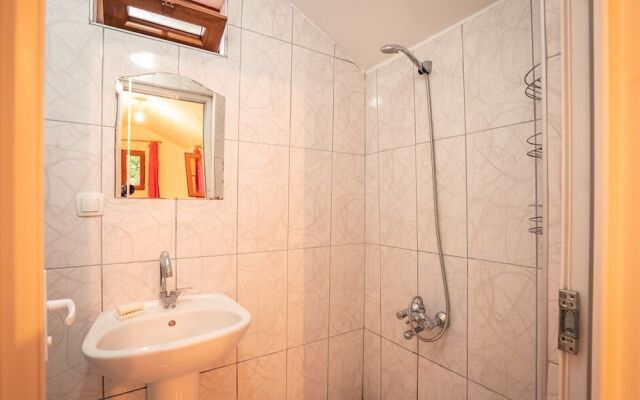 7 Garden Bungalow & Camping
