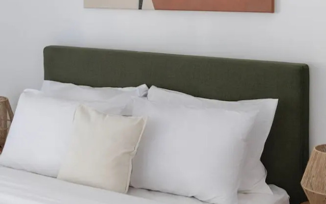 Stylish 1BR Retreat Near Alimos Beach Tram