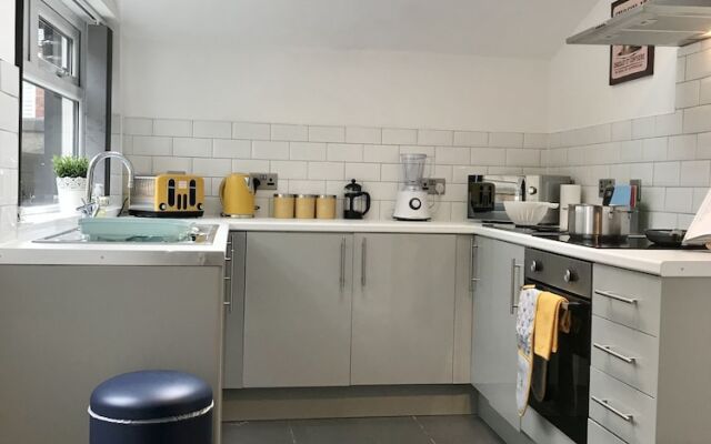 Stylish 3 Bedroom House Only 5 Mins From M6/m58