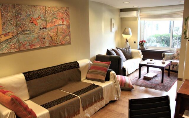 Elegant & Cozy Central Apt - 5' to Athens Metro St