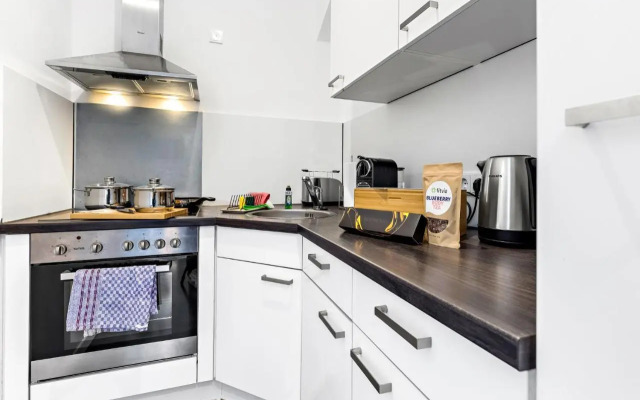 BRIGHT - Spacious Studio for 4 - Kitchen - Parking