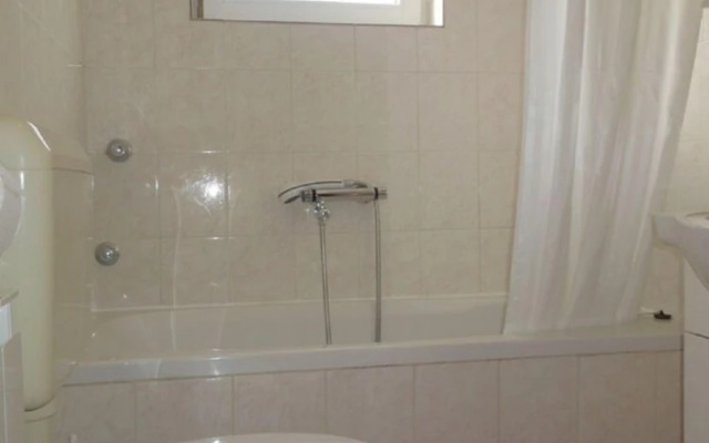 Josi - Free Parking - A1