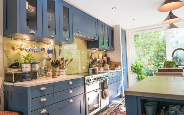 Cosy And Beautiful 4br House