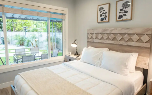 Upscale Upgraded Beautiful Spacious 3BR House in Encino Fully Renovated With Garage Very Large Fenced Yard Patio AT END OF Cul-de-sac p84