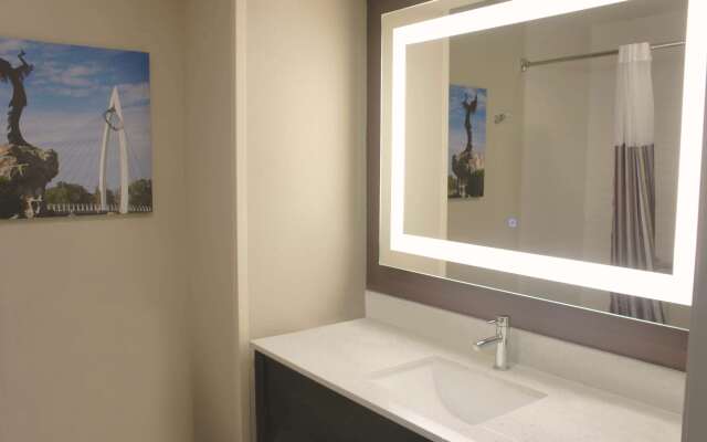 La Quinta Inn & Suites by Wyndham Wichita Airport