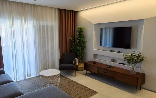 211 Apartamento moderno com vista para a piscina no centro da cidade