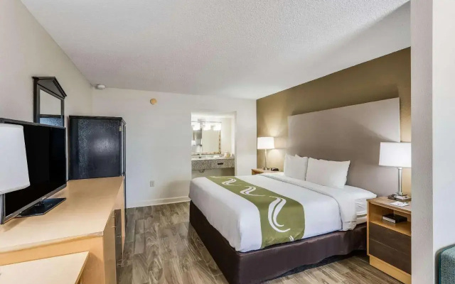 Econo Lodge Inn & Suites