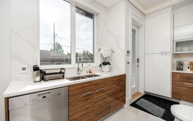 Centrally-located Luxury Home With Views Cinema