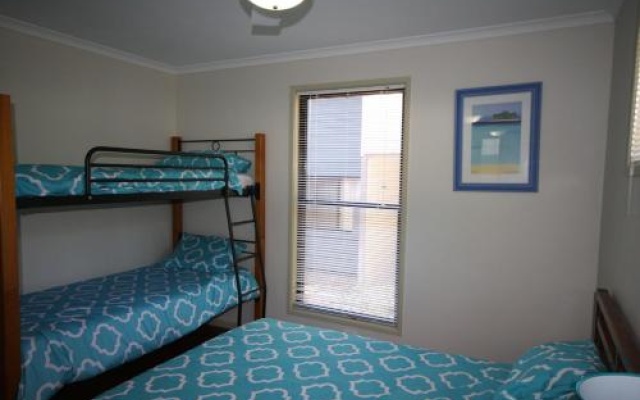 1 Naiad Court Lowset Family Home With Swimming Pool And Covered Deck. Pet Friendly – Guest Rooms – Rainbow Beach
