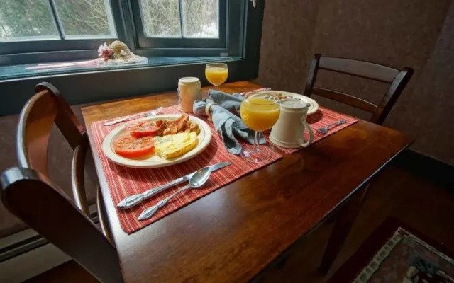 Tuckernuck Inn