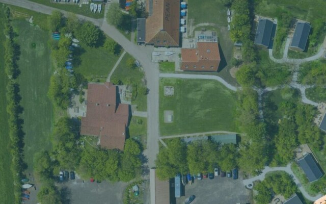 Swarm - 3 Waterlodges Naast Elkaar in Friesland