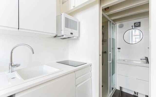 Cosy studio at Paul Doumer, by GuestReady