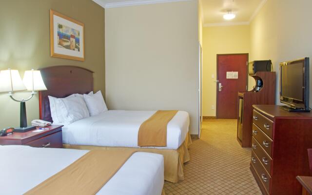 Holiday Inn Express Hotel & Suites Winnie by IHG