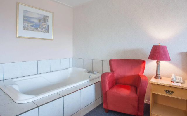 Ramada by Wyndham 100 Mile House