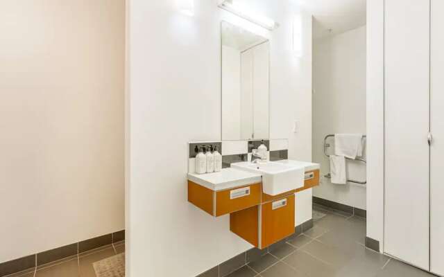 Stylish City Pad Near Sky Tower!