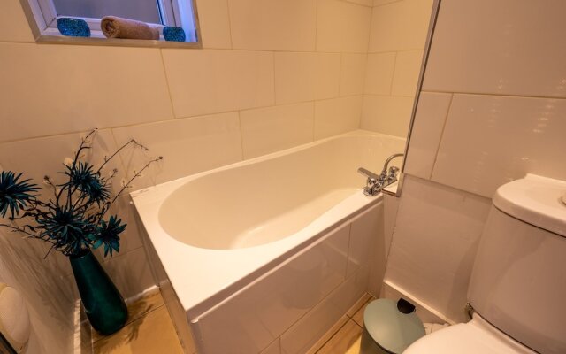 Captivating 4-bed House in Dartford