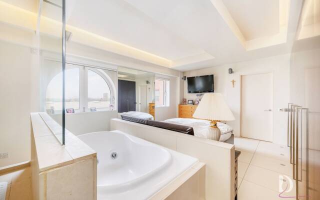 Beautiful 1 Bed on the River
