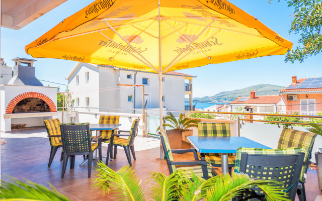 Apartment Matea 220m From the Beach