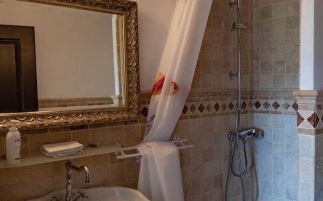 Fleur de Lys Fayence