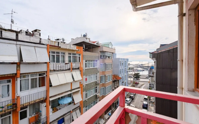 Studio With a Sea View Balcony in Bakirkoy