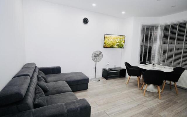 Luxury Apt Close To Ilford Station - Free Parking