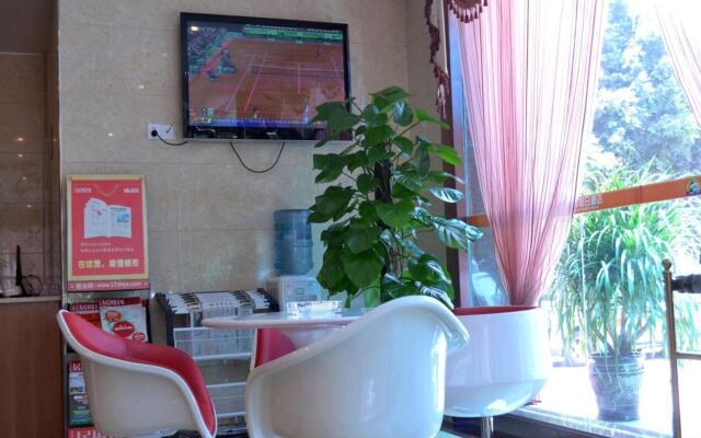 Nanning Hawks Holiday Hotel