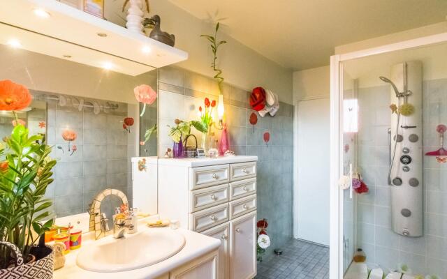 Comfy Holiday Home In Espère With Private Pool