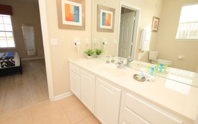 Penthouse Prize. 3 Bedroom Condo by Redawning