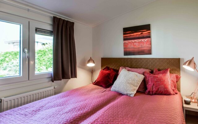 Modern chalet with a dishwasher, located in Park De Veluwe
