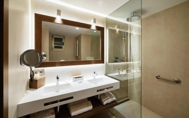Lamaro Hotel