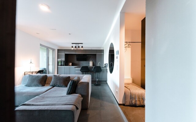 Stylish 1BR Apt w Balc Cloche dOr