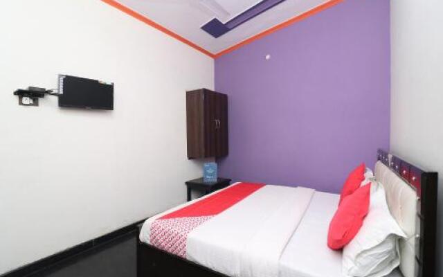 OYO 27763 Tr Hotel