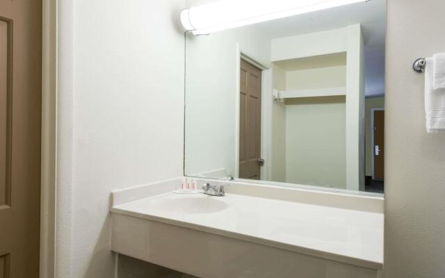 Deluxe Inn & Suites