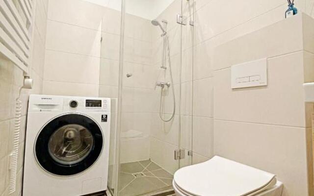 Comfortable 1 BD Old Town Apartment by Hostlovers