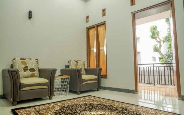 M Stay Guest House by WeStay – Hotel Rooms – Sleman