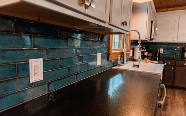 Bigfoots Retreat 2 Bedroom Chalet by RedAwning