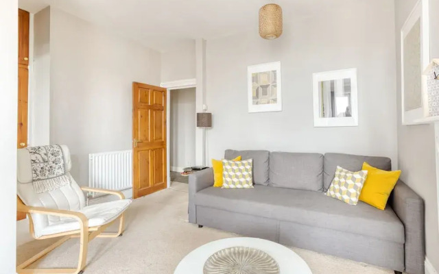 Bright One Bedroom West End Apartment