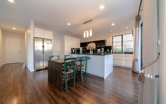 LongBay Spacious Luxurious 5 Bdrm House