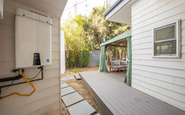 Venice Studio With Outdoor Cabana Studio Bedroom Apts by RedAwning