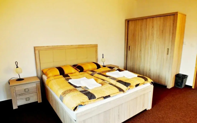 Zámecký Dvůr Černousy