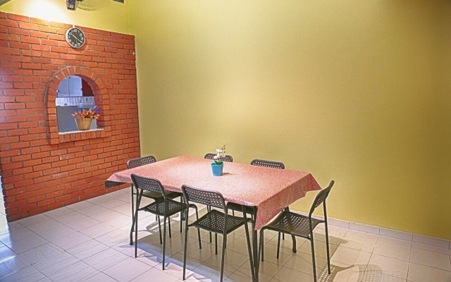 19, Maxi GuestHouse ||2 Mins Walk to Taman Bahagia LRT – Restaurant – Petaling Jaya
