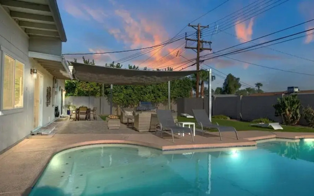 Amazing 4-bdrm W/backyard Paradise in Scottsdale!