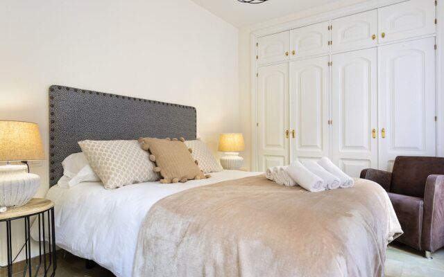 Charming Apartment Suited for Couples. Reyes Catolicos